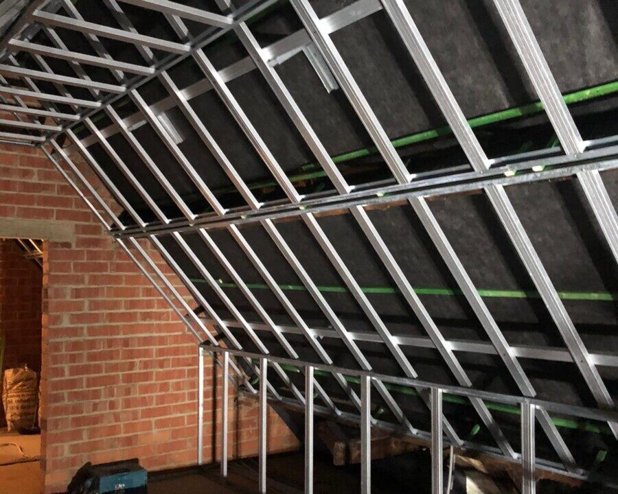 Support en métal avant d'isoler un toit avec de la mousse projetée