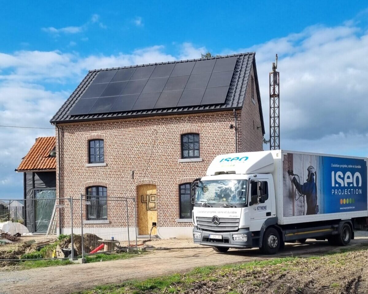 Maison à Geetbets avec un camion pour un chantier d'isolation