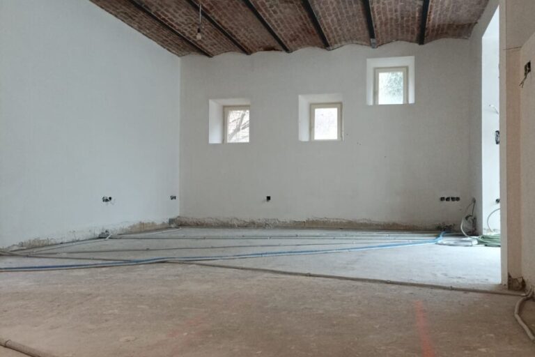 Isolation de l'intérieur d'une fermette avec la mousse à cellule fermée 