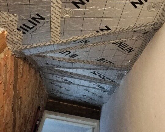 PArtie du plafond d'une cave isolé