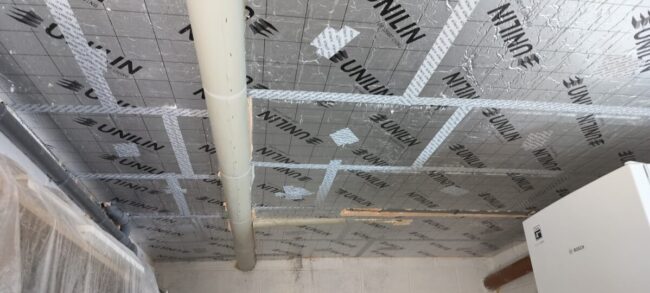 Isolation d'un plafond d'une cave avec des panneaux PIR.