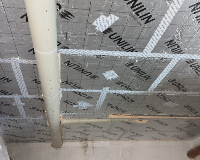 Isolation d'un plafond d'une cave avec des panneaux PIR.