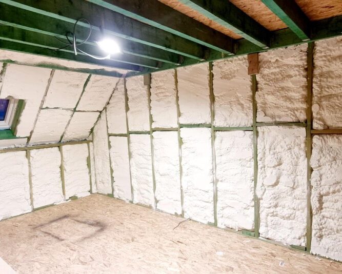 Mousse projetée sur des murs intérieurs dans une maison à Geetbets