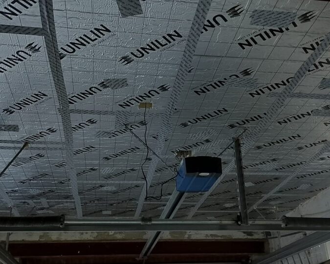 Panneaux PIR sur le plafond d'une cave pour l'isolation.