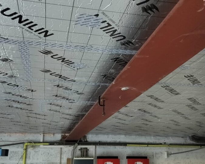 Panneaux PIR sur le plafond pour l'isolation d'une cave à Huy.