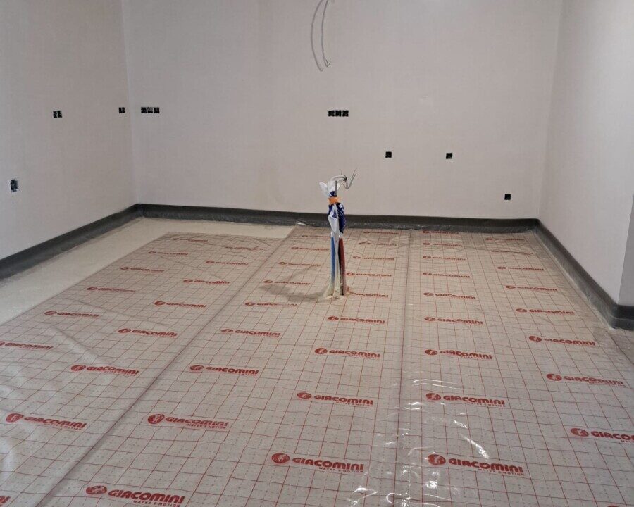 SOl d'une fermette isolé dans un chantier