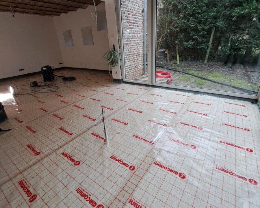 Sol d'une fermette en plein chantier d'isolation à Mont-Saint-Guibert