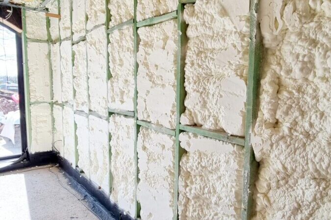 Murs intérieurs avec de la mousse projetée pour l'isolation