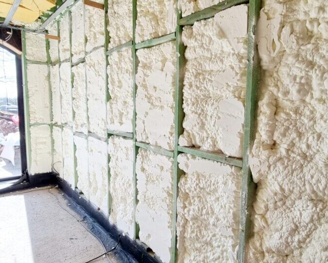 Murs intérieurs avec de la mousse projetée pour l'isolation