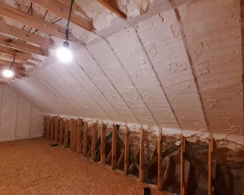 Isolation des murs d'une nouvelle maison en bois massuf à Olen