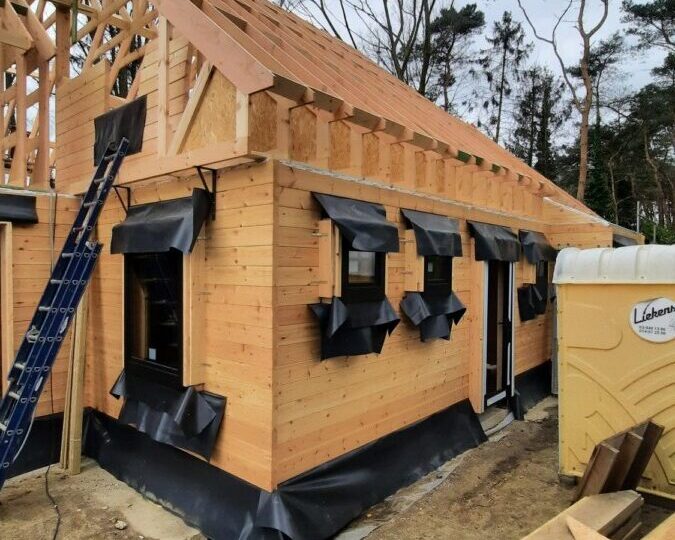 Isolation des murs d'une maison neuve en bois à Olen