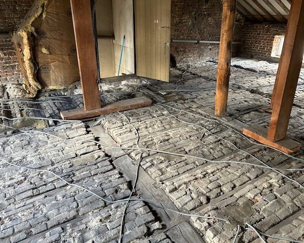 Étape de l'isolation d'un sol de grenier avec de la mousse à cellules fermées 