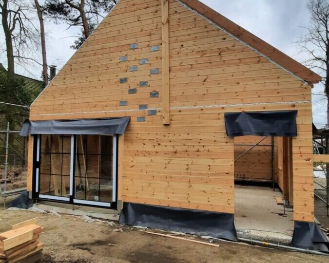 Isolation des murs d'une nouvelle maison en bois à Olen