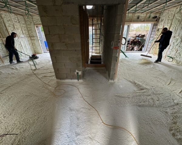 Isolation du sol d’une habitation en pierre avec de la mousse cellule fermée SOUDAL
