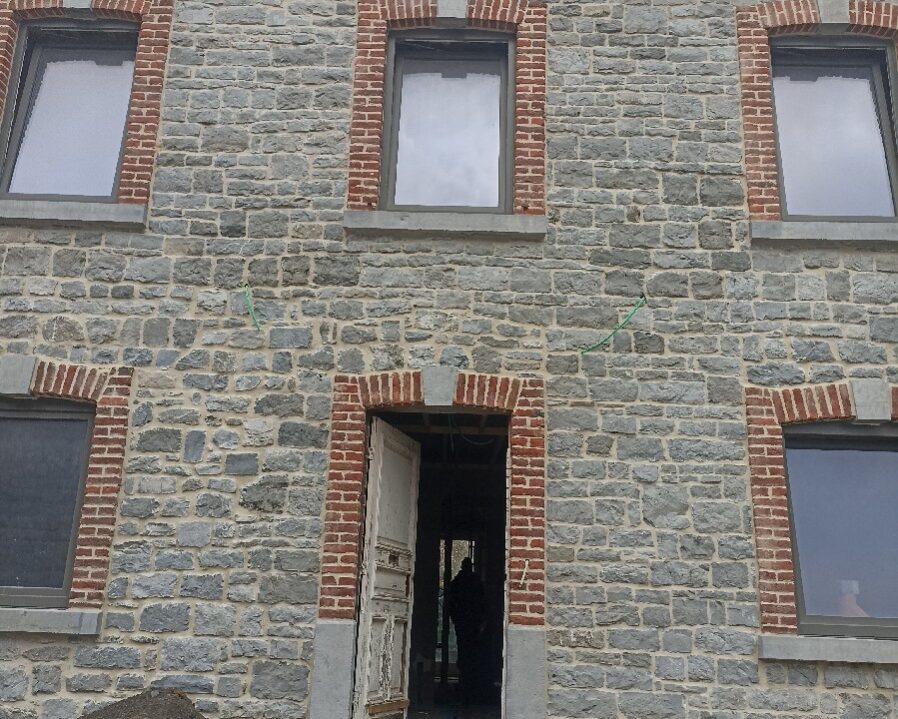 Isolation complète d'une maison en pierre du pays à Falmignoul près de Dinant