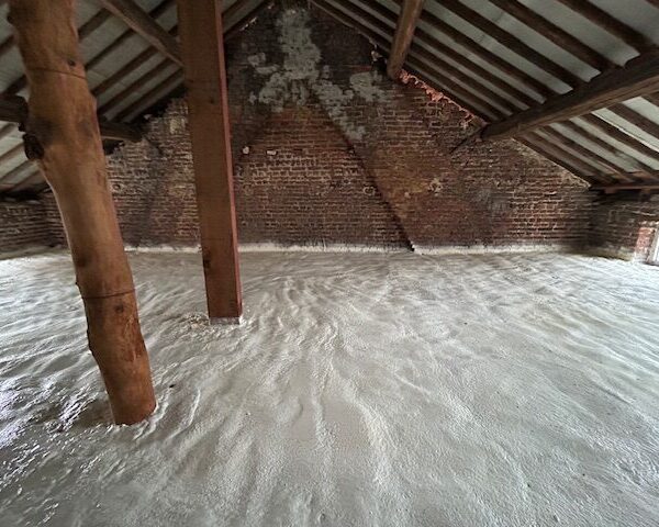 Isolation d'un grener à Jumet avec de la mousse à cellules fermées SOUDAL