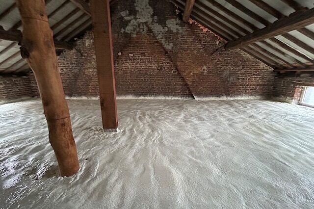 Isolation d'un grener à Jumet avec de la mousse à cellules fermées SOUDAL