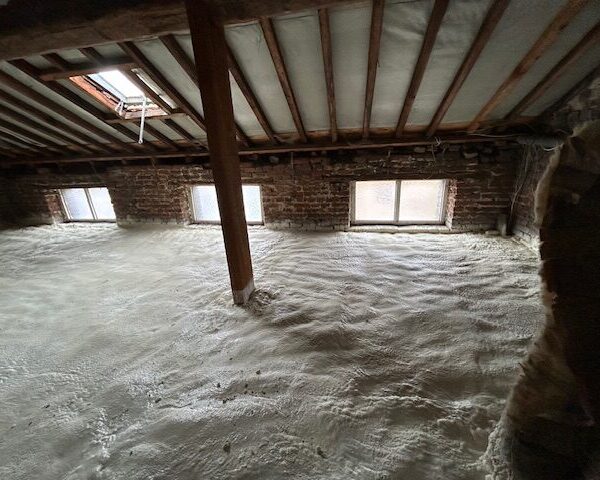 Sol d'un grenier en cours d'isolation sur un chantier à Jumet