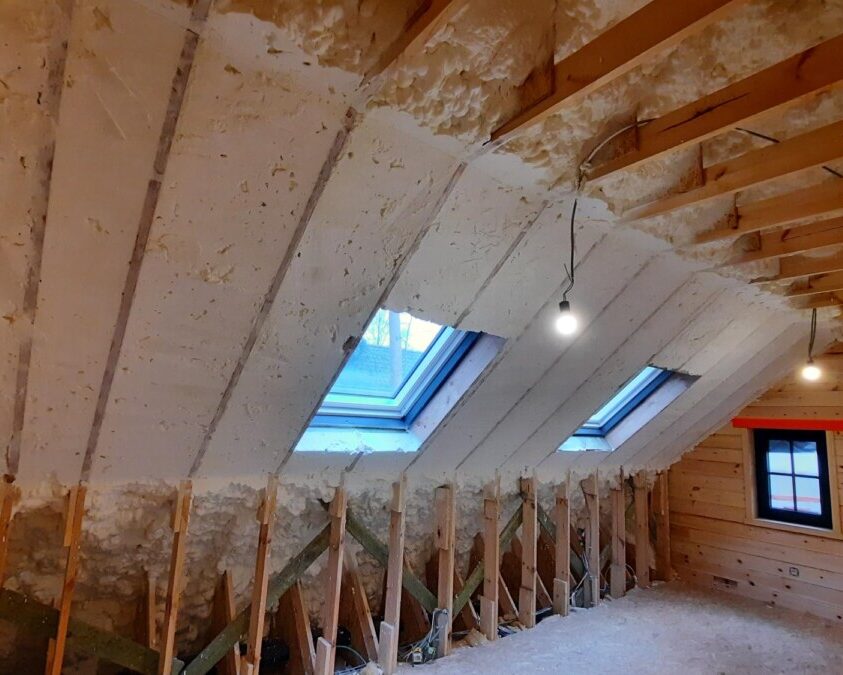 Isolation des murs d'une nouvelle maison en bois massuf à Olen