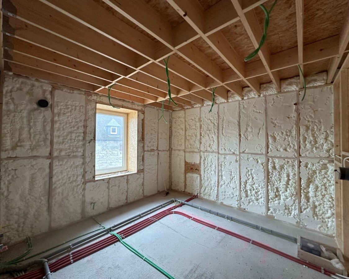 Isolation des murs d’une habitation en pierre avec de la mousse cellule ouverte ICYNENE LITE+