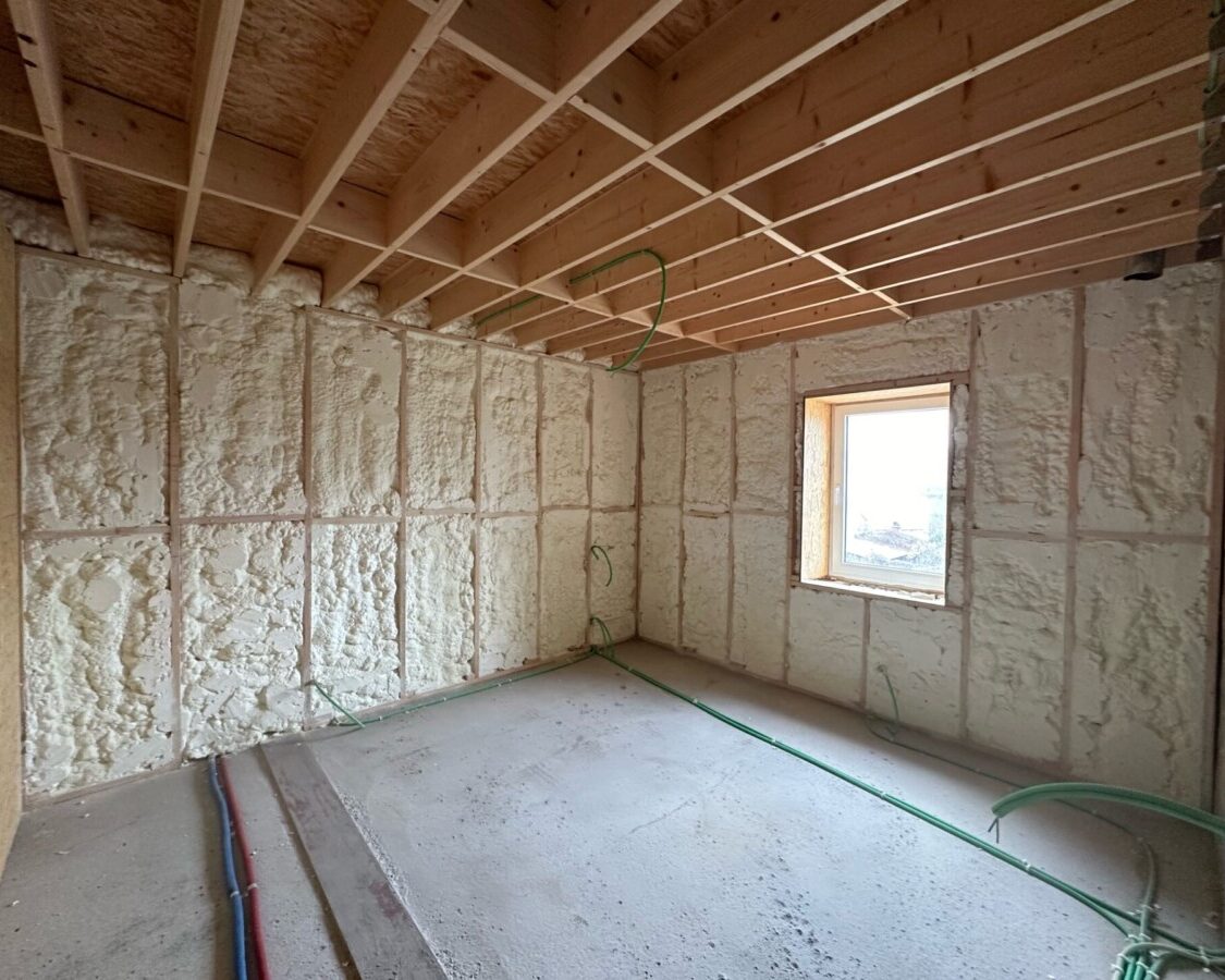 Isolation des murs d’une habitation à Dinant avec de la mousse cellule ouverte