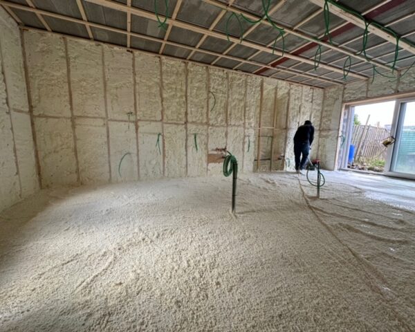 Isolation des murs et du sol d’une habitation en pierre près de Dinant dans le cadre d'une rénovation complète