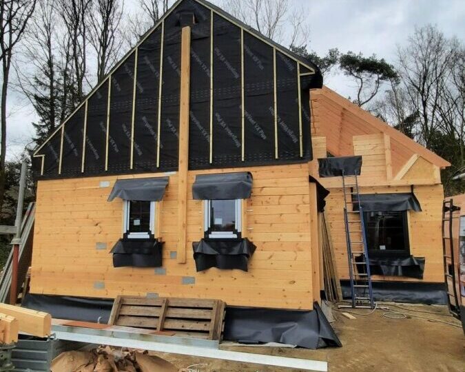 Isolation de la toiture et des murs extérieurs d'une villa en bois massif