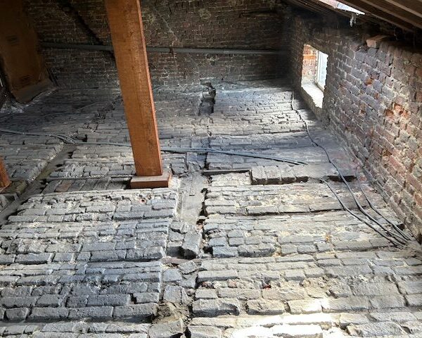 Sol d'un grenier en cours d'isolation sur un chantier à Jumet