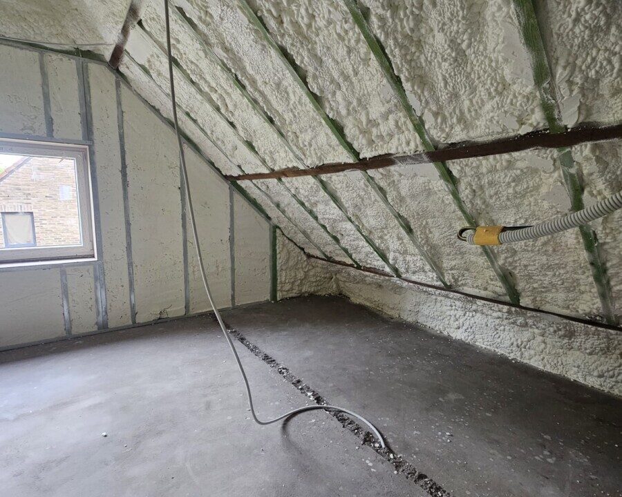 Isolation d’une toiture avec de la mousse ICYNENE