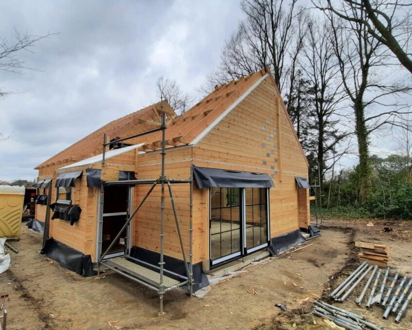 isolation de la toiture et des murs extérieurs d'une construction neuve en bois