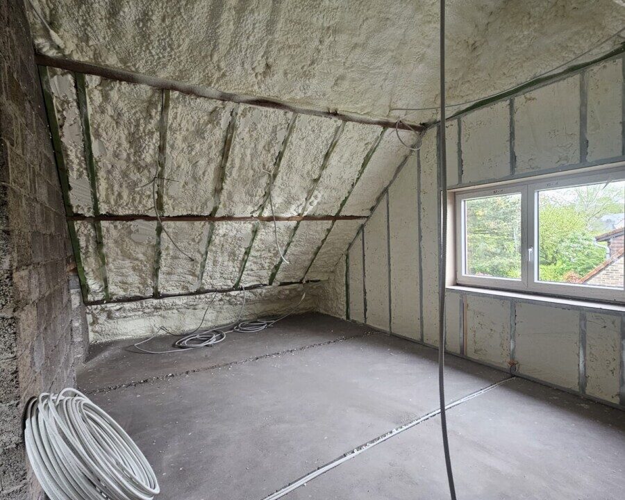 Isolation d'une toiture à Embourg avec 20 cm de mousse isolante 