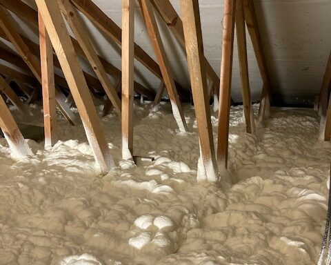 Isolation du sol d'un grenier par mousse projetée à Nalinnes