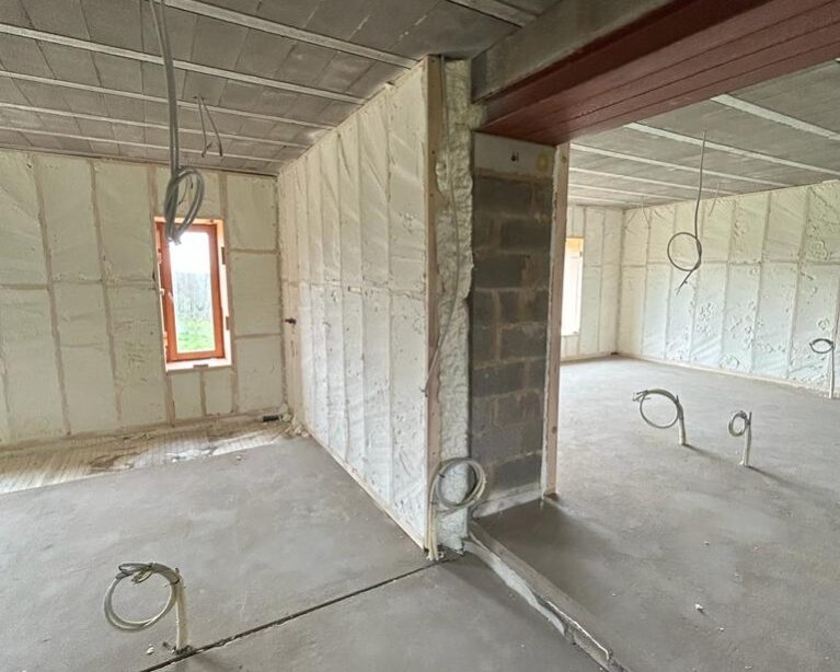 Isolation intérieure par mousse projetée des murs d'une fermette à Ernonheid