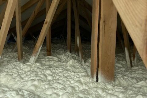 Isolation par mousse projetée du sol d'un grenier à Nalinnes