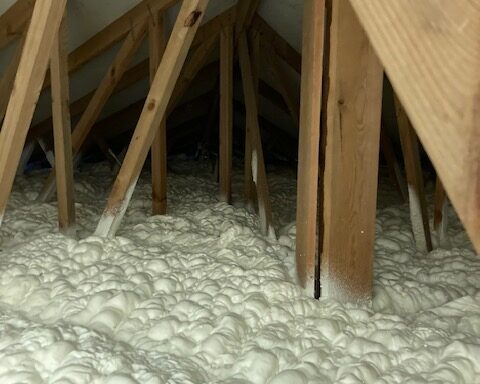 Isolation par mousse projetée du sol d'un grenier à Nalinnes