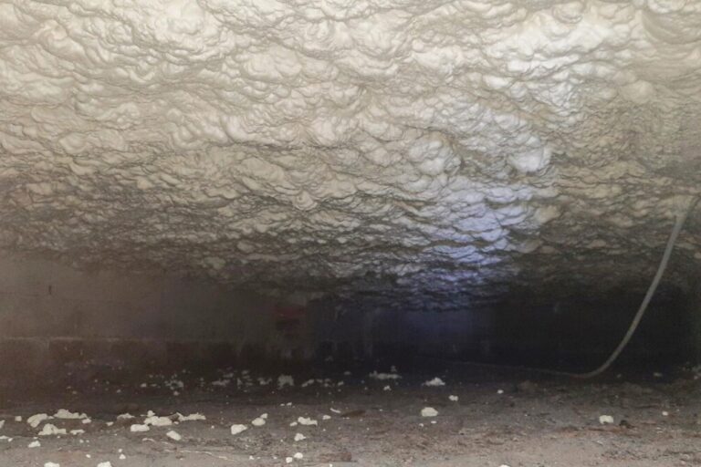 Isolation d'un vide ventilé par mousse polyuréthane