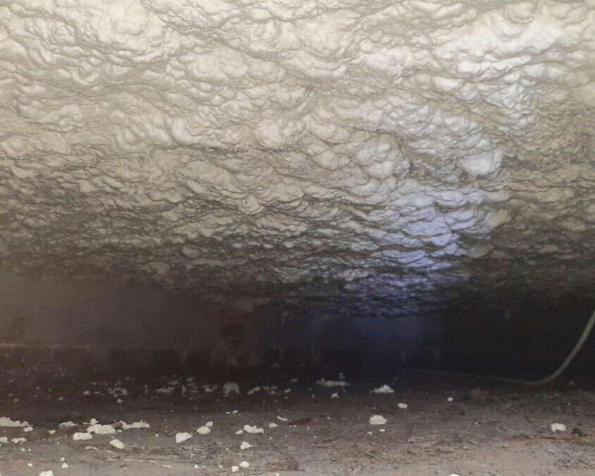 Isolation d'un vide ventilé par mousse polyuréthane