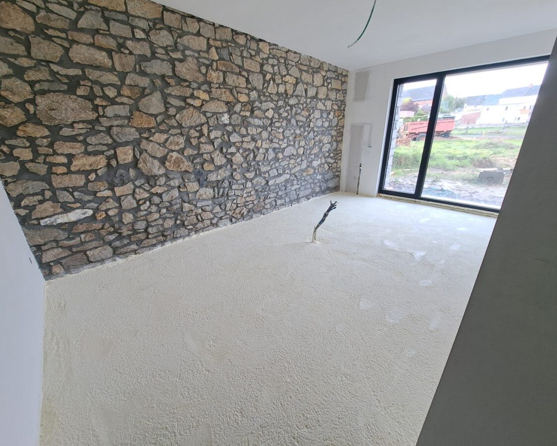 Isolation du sol d'une ancienne fermette avec mur en pierre