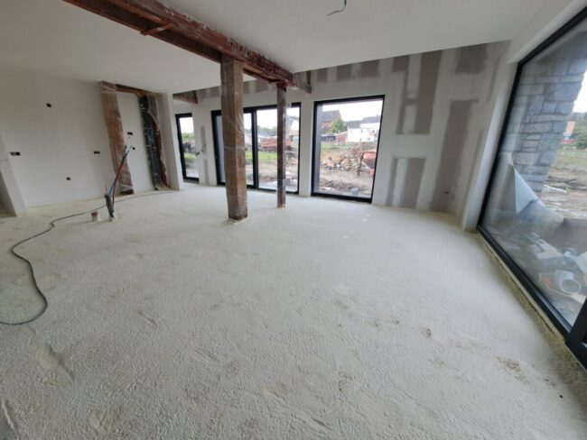 Isolation par mousse polyuréthane du sol d'une ferme dans le Hainaut