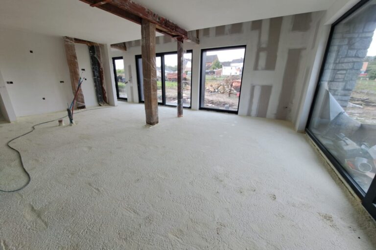 Isolation par mousse polyuréthane du sol d'une ferme dans le Hainaut