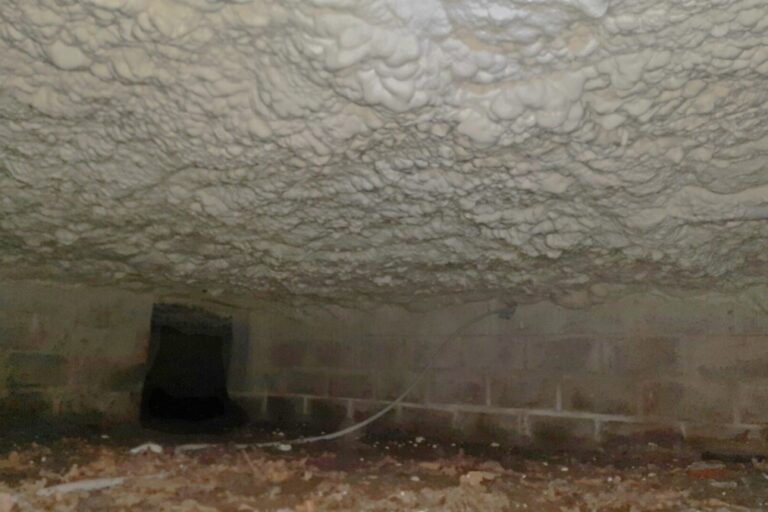 Plafond isolé d'un vide sanitaire avec de la mousse polyuréthane