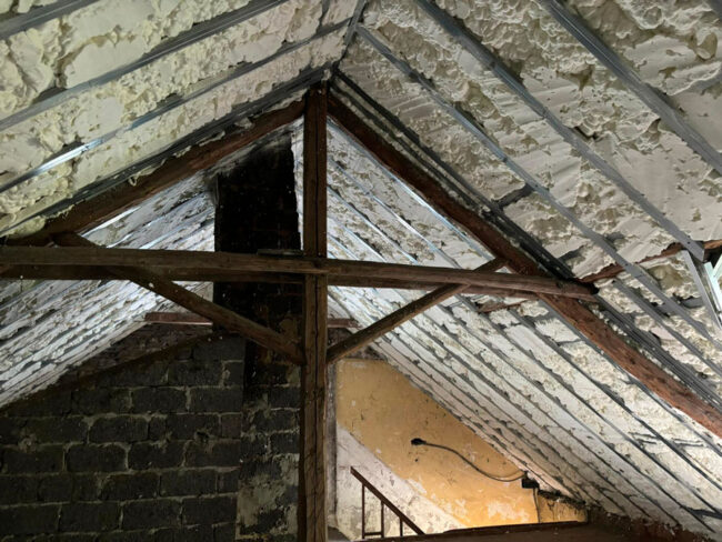isolation par l'intérieur avec mousse polyuréthane d'une toiture inclinée