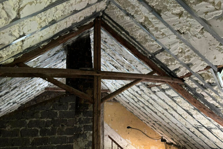 isolation par l'intérieur avec mousse polyuréthane d'une toiture inclinée