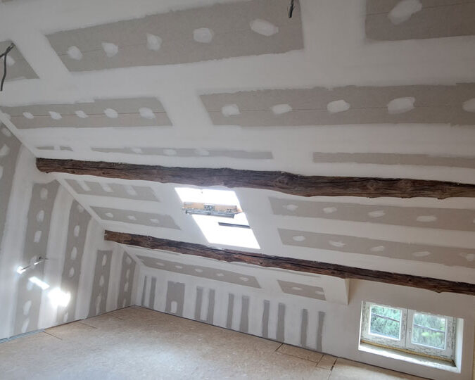 Travaux de parachèvement et finitions sur un chantier d'isolation de combles