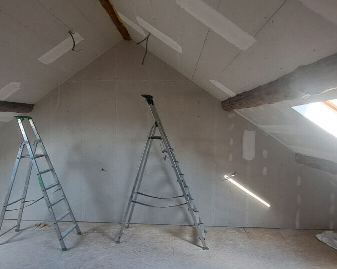 Deux échelles dans un grenier sur un chantier d'isolation à Lincent