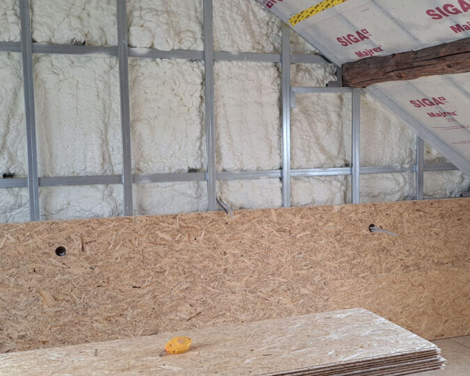 Chantier d'isolation de grenier avec mousse projetée à Lincent