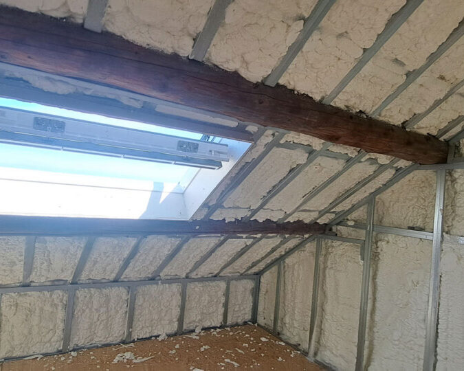 Isolation toiture par mousse projetée