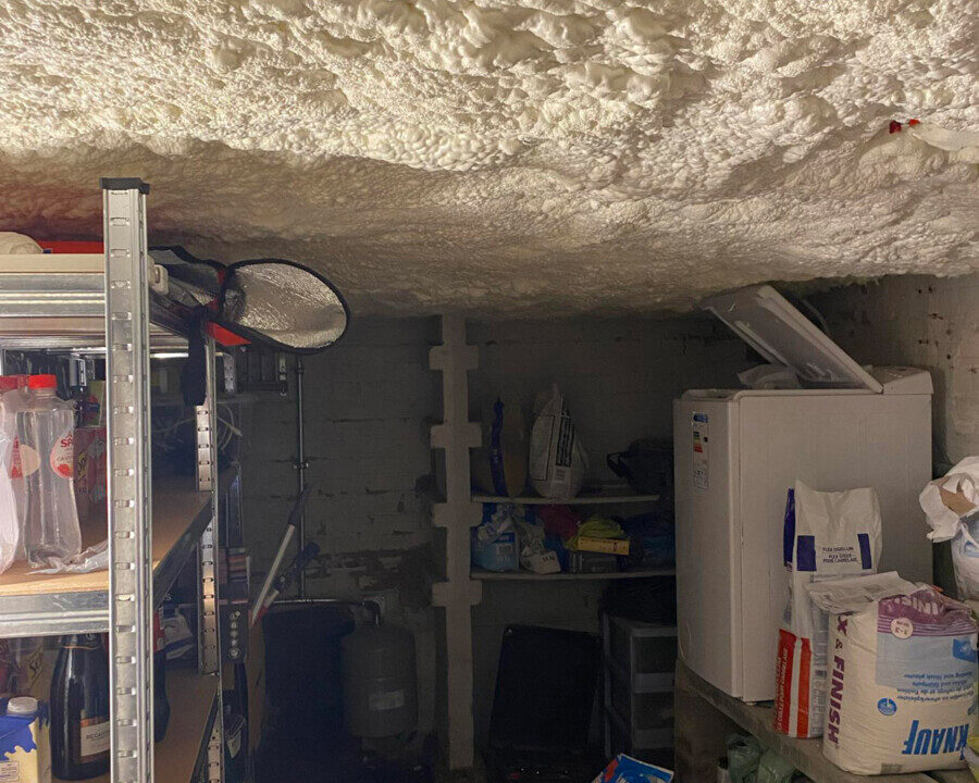Isolation du plafond d'une cave à Gembloux