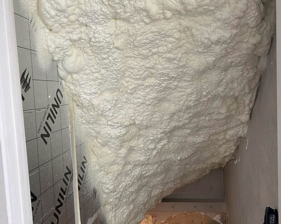 Isolation du plafond et de la cage d’escalier d'une cave à Gembloux