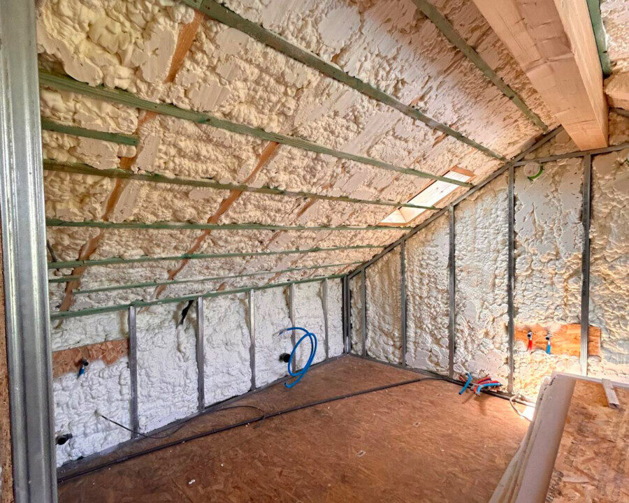 Isolation de la toiture d’une maison rénovée à Plombières